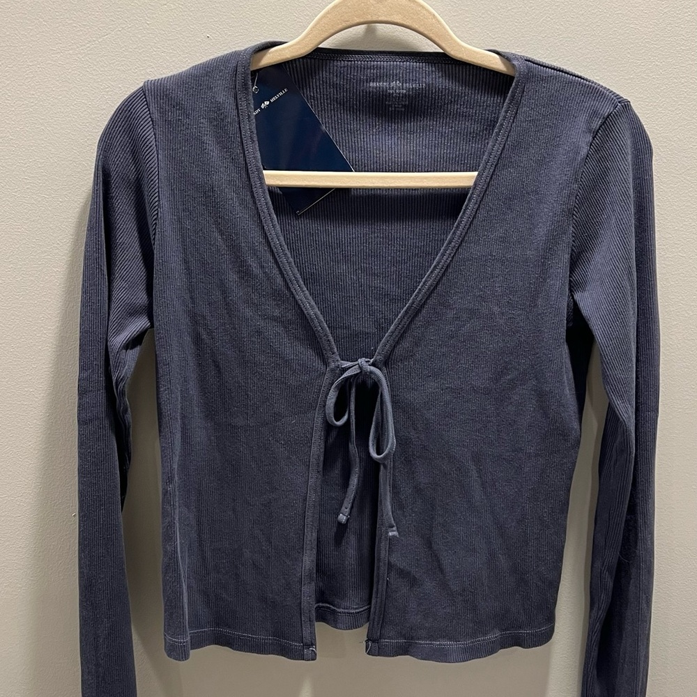 Brandy Melville lightweight ribbed top with front tie
Blue/grey in color
